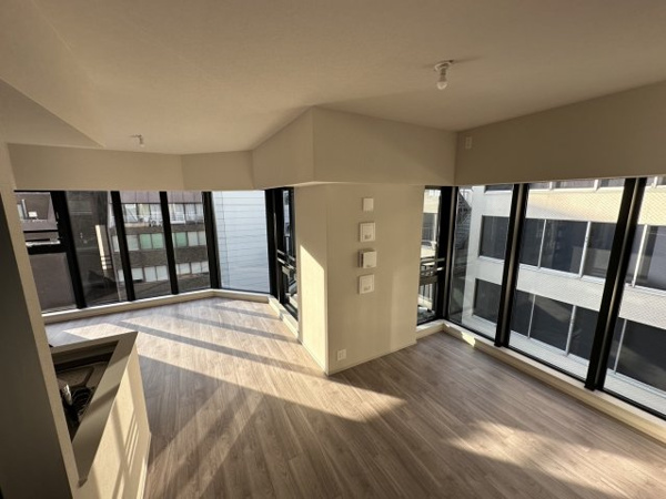 【居間・リビング】 | 【リビングダイニング】全面床暖房で冬でも足元あたたか！採光・通風良好です！