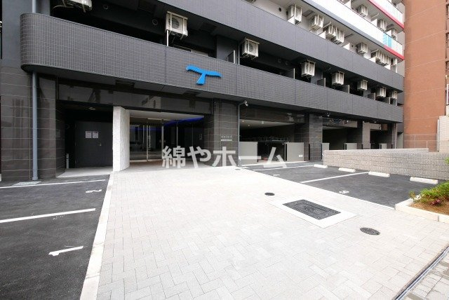 セレニテ難波グランデシュッドのエントランス|落ち着いたエントランスです