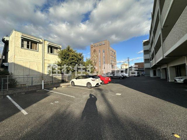 ドエルエムジェイの駐車場