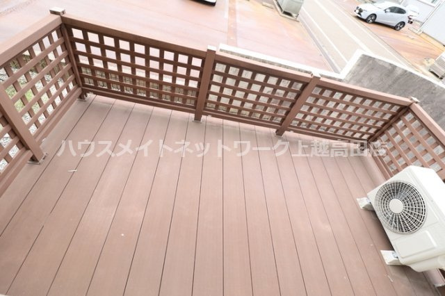 レジデンシィズ 東城 Westのバルコニー|広いウッド調バルコニー