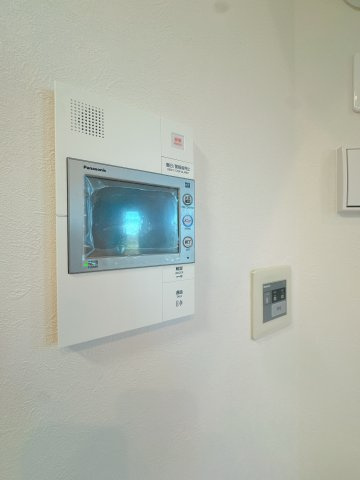 【防犯設備】 | ドゥ・マテール穴生☆仲介手数料無料☆ | モニター付きのインターホンを備えています♪訪問者の顔をしっかりチェックすることができますね。