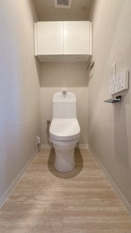 【トイレ】 | ドゥ・マテール穴生☆仲介手数料無料☆ | 手洗い一体型のトイレは節水効果があり、環境にもお財布にも優しい人気のタイプです。もちろんウォシュレット機能も完備しています。