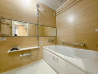 【浴室】 | ドゥ・マテール穴生☆仲介手数料無料☆ | お風呂にも窓完備、無いより有る方が断然にいいですね！なぜなら、明るく、開放的で、何よりカビが発生しづらいです。