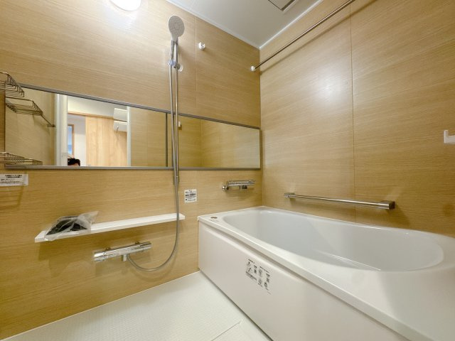 【浴室】 | ドゥ・マテール穴生☆仲介手数料無料☆ | お風呂にも窓完備、無いより有る方が断然にいいですね！なぜなら、明るく、開放的で、何よりカビが発生しづらいです。