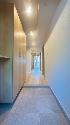 【玄関】 | ドゥ・マテール穴生☆仲介手数料無料☆ | 玄関は光沢のある床材で、汚れもとても落としやすい。こういうちょっとした気遣いが長く住むと効いてくるんです。