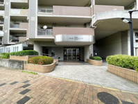 【外観】 | ドゥ・マテール穴生☆仲介手数料無料☆ | 敷地すべてに管理が行き届いていて、安心できます。まず、清潔です。