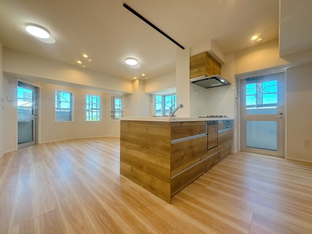 【居間・リビング】 | ドゥ・マテール穴生☆仲介手数料無料☆ | 景観を望みながらお部屋でくつろぐのがおすすめの過ごし方です♪家族との時間、自分の時間共に大切にできる空間がここにあります。