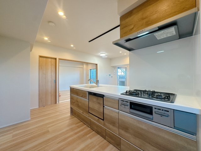 【キッチン】 | ドゥ・マテール穴生☆仲介手数料無料☆ | 機能性とデザイン性を両立させた、リノベーション物件ならではの素敵なキッチン。立ってみるとそれがよく分かります♪