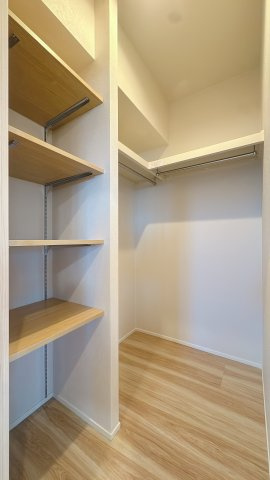 【収納】 | ドゥ・マテール穴生☆仲介手数料無料☆ | ウォークインクローゼットは余裕たっぷり、お荷物が多くても安心です。