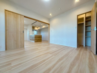 【洋室】 | ドゥ・マテール穴生☆仲介手数料無料☆ | ゆっくり過ごしたり食事をしたり、日々の暮らしに彩りを添えてくれる、そんな楽しく豊かな空間になりそうです。