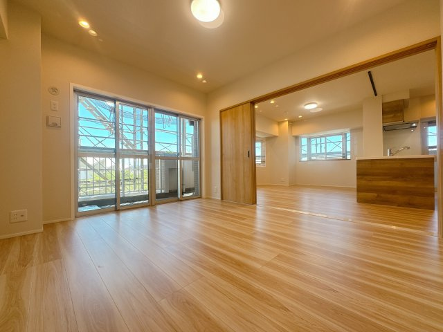 【洋室】 | ドゥ・マテール穴生☆仲介手数料無料☆ | 可動間仕切りは、ときに広く使ったり、区切って使ったりと選ぶ自由が持てるんです♪リビングと一体で使うともっと広々♪