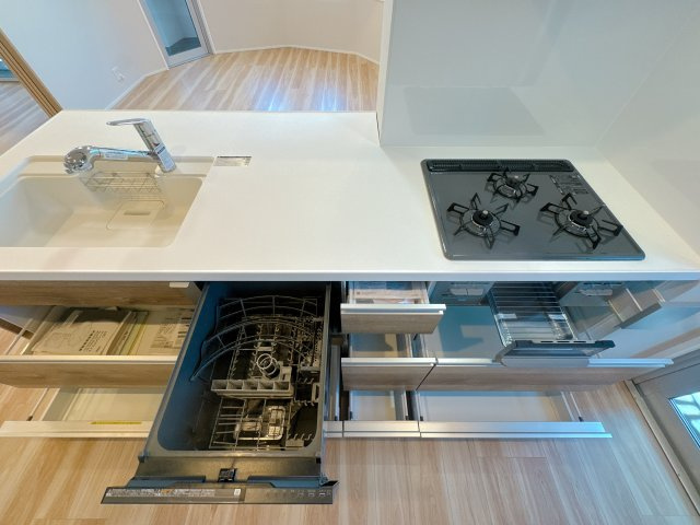 【キッチン】 | ドゥ・マテール穴生☆仲介手数料無料☆ | 収納豊富なシステムキッチンは、シンクしたの収納が開くのもいいですね♪お料理楽しんでください♪