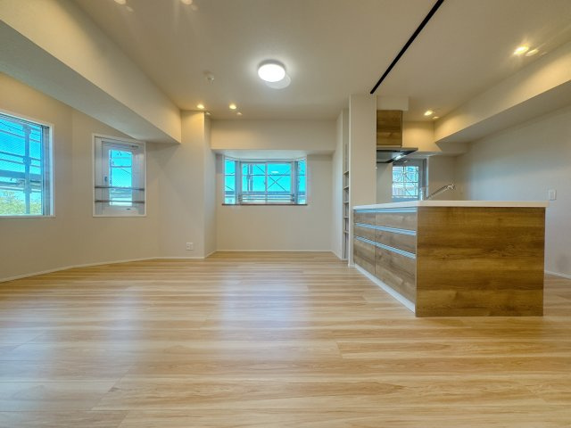 【居間・リビング】 | ドゥ・マテール穴生☆仲介手数料無料☆ | 眺望や景観は実際にご確認ください♪