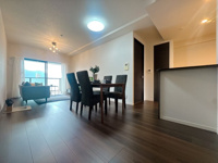 【居間・リビング】 | リヴィエール大手町オーナーズレジデンス☆仲介手数料無料☆ | ゆっくりくつろげるLDKは大きな窓からたっぷりの日差しが取り込める心地の良い空間。日中は明かりが無くても過ごせます。