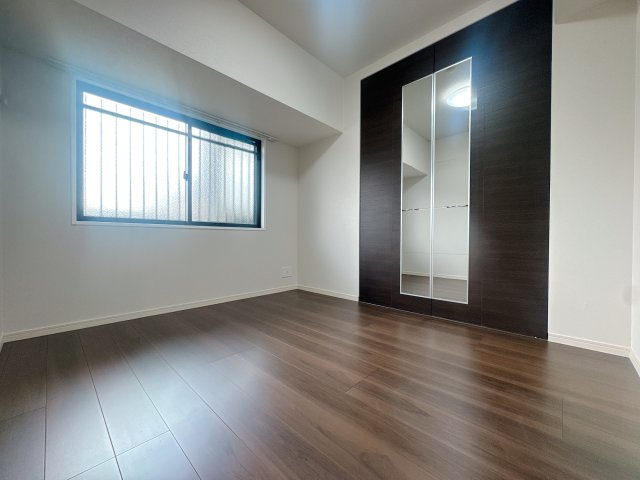 【洋室】 | リヴィエール大手町オーナーズレジデンス☆仲介手数料無料☆ | 一人ひとり快適な空間は違うからこそ、家具の配置もアレンジしやすいシンプルなデザインに。