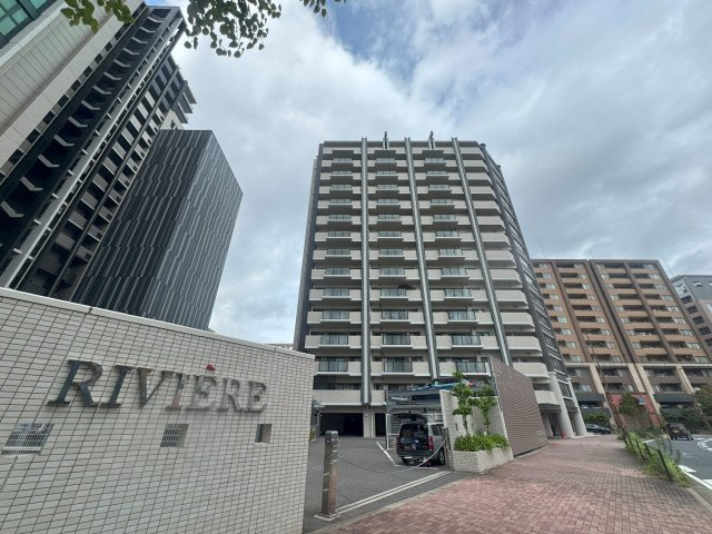 【外観】 | リヴィエール大手町オーナーズレジデンス☆仲介手数料無料☆ | 青空にも夕焼けにも映える、そんなたたずまい。ここで新生活スタートさせてみませんか♪