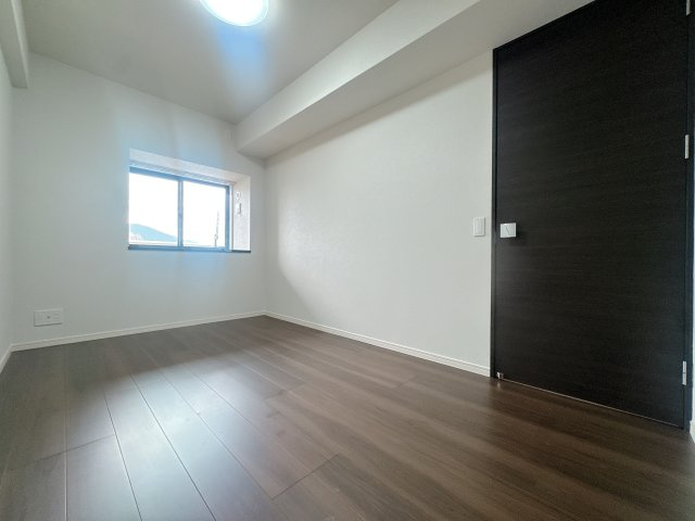 【洋室】 | リヴィエール大手町オーナーズレジデンス☆仲介手数料無料☆ | たとえ。小さかろうとやっぱり窓のある・なしは大きく違うもの。あるんです。窓。差し込む光はちゃんと朝を教えてくれるみたいです。