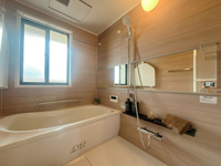 【浴室】 | リヴィエール大手町オーナーズレジデンス☆仲介手数料無料☆ | お風呂にも窓完備、無いより有る方が断然にいいですね！なぜなら、明るく、開放的で、何よりカビが発生しづらいです。