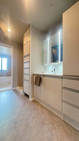 【独立洗面台】 | リヴィエール大手町オーナーズレジデンス☆仲介手数料無料☆ | 大きな鏡と明るい照明が、今日の始まりをさわやかにしてくれます。