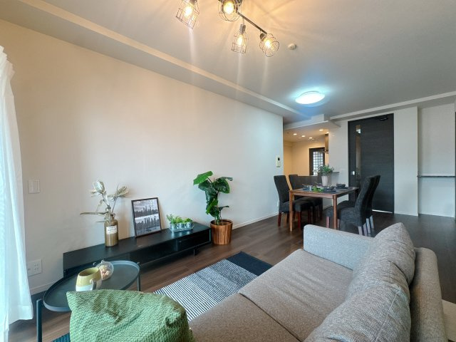 【居間・リビング】 | リヴィエール大手町オーナーズレジデンス☆仲介手数料無料☆ | 景観を望みながらお部屋でくつろぐのがおすすめの過ごし方です♪家族との時間、自分の時間共に大切にできる空間がここにあります。