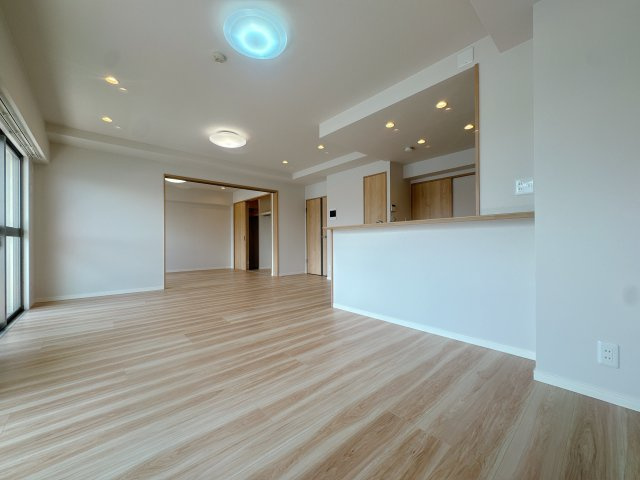 【居間・リビング】 | ベイサイドプラザ若松本館☆仲介手数料無料☆ | ゆっくりくつろげるLDKは大きな窓からたっぷりの日差しが取り込める心地の良い空間。日中は明かりが無くても過ごせます。