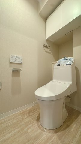 【トイレ】 | ベイサイドプラザ若松本館☆仲介手数料無料☆ | 手洗い一体型のトイレは節水効果があり、環境にもお財布にも優しい人気のタイプです。もちろんウォシュレット機能も完備しています。