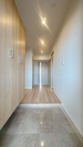【玄関】 | ベイサイドプラザ若松本館☆仲介手数料無料☆ | 靴を脱いで、ふと見上げると真っすぐに伸びる廊下。その先に大切な家族が待つ幸せ。