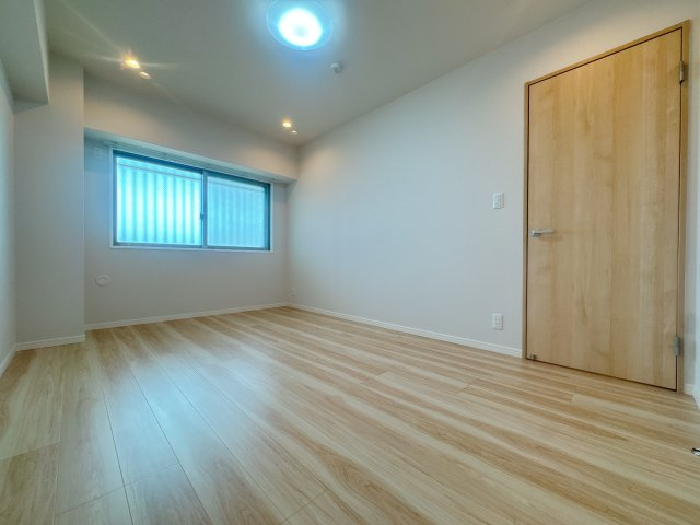 【洋室】 | ベイサイドプラザ若松本館☆仲介手数料無料☆ | たとえ。小さかろうとやっぱり窓のある・なしは大きく違うもの。あるんです。窓。差し込む光はちゃんと朝を教えてくれるみたいです。