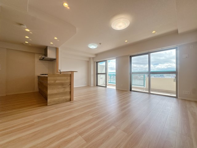 【居間・リビング】 | ベイサイドプラザ若松本館☆仲介手数料無料☆ | ゆっくりくつろげるLDKは大きな窓からたっぷりの日差しが取り込める心地の良い空間。日中は明かりが無くても過ごせます。