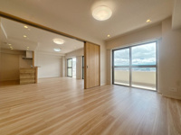 【居間・リビング】 | ベイサイドプラザ若松本館☆仲介手数料無料☆ | 可動間仕切りは、ときに広く使ったり、区切って使ったりと選ぶ自由が持てるんです♪リビングと一体で使うともっと広々♪