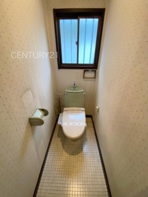 【トイレ】 | 高崎市井野町中古一戸建て | １階トレイです。
温水シャワー洗浄機能付きです。