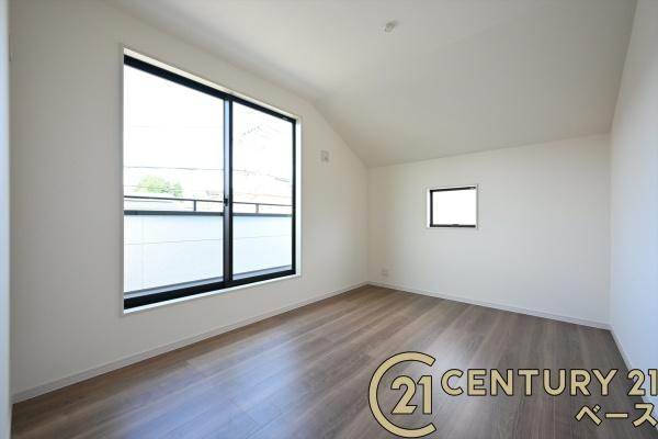 リーブルガーデン三里 １号棟 ／新築一戸建の洋室|■現地撮影写真■バルコニーに面した開放感のあるお部屋です！