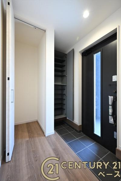 リーブルガーデン三里 １号棟 ／新築一戸建の玄関|■現地撮影写真■すっきりとした明るい玄関が家族やお客様を迎えてくれます！