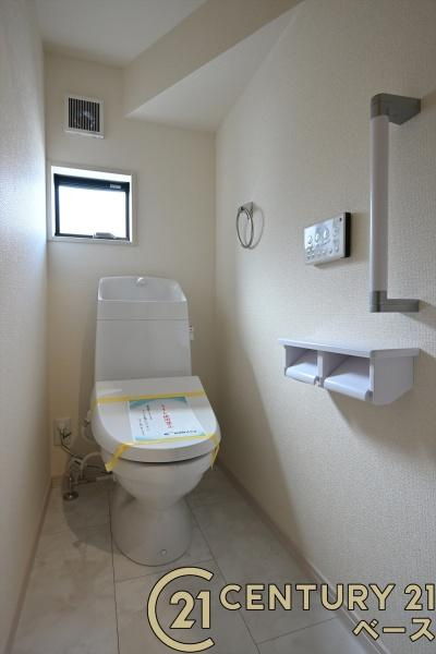 リーブルガーデン三里 １号棟 ／新築一戸建のトイレ|■現地撮影写真■ ウォシュレット付きトイレ。収納棚も備わっています。