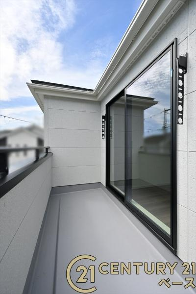 リーブルガーデン三里 １号棟 ／新築一戸建のバルコニー|■現地撮影写真■日当たりのよい広々としたバルコニー！洗濯物もよく乾きます！