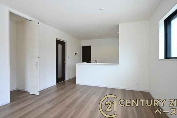 リーブルガーデン三里 １号棟 ／新築一戸建の居間・リビング|■現地撮影写真■ご家族でくつろいでいただける広々としたリビング！