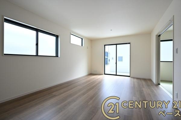 リーブルガーデン三里 １号棟 ／新築一戸建の居間・リビング|■現地撮影写真■ご家族でくつろいでいただける広々としたリビング！