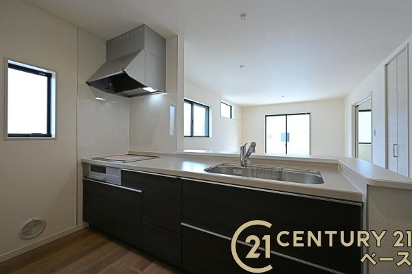 リーブルガーデン三里 １号棟 ／新築一戸建のキッチン|■現地撮影写真■家族とのコミュニケーションがとりやすい人気のカウンターキッチン！