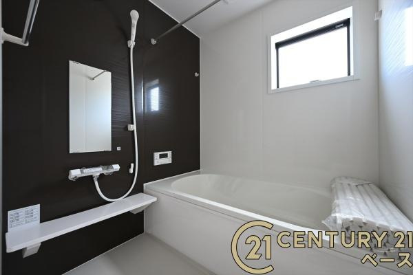 リーブルガーデン三里 １号棟 ／新築一戸建の浴室|■現地撮影写真■床は水ハケが良く、乾きやすいのでカビの発生も軽減！嬉しい浴室乾燥機付です！