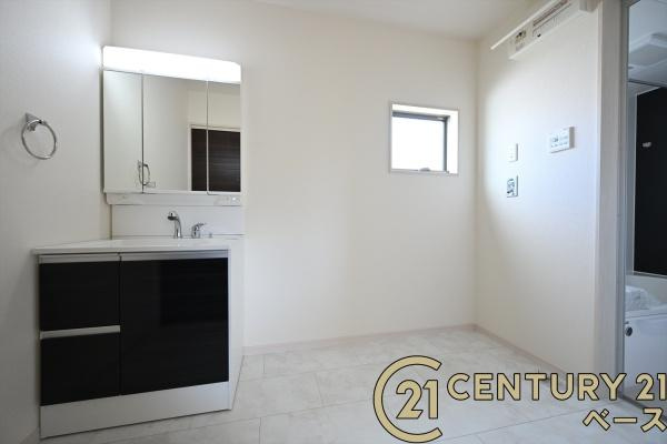 リーブルガーデン三里 ４号棟 ／新築一戸建の独立洗面台|■現地撮影写真■三面鏡タイプのミラーキャビネット！収納スペースも豊富です！