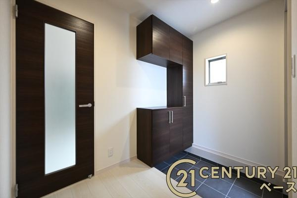 リーブルガーデン三里 ４号棟 ／新築一戸建の玄関|■現地撮影写真■すっきりとした明るい玄関が家族やお客様を迎えてくれます！