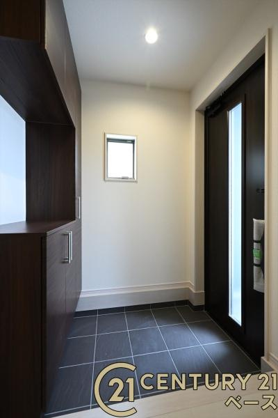 リーブルガーデン三里 ４号棟 ／新築一戸建の玄関|■現地撮影写真■玄関には大容量シューズボックス完備！