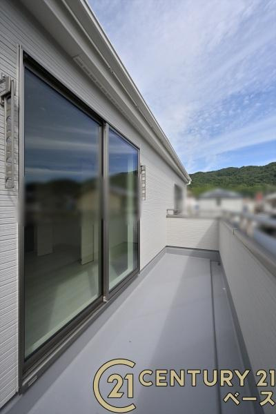 リーブルガーデン三里 ４号棟 ／新築一戸建のバルコニー|■現地撮影写真■日当たりのよい広々としたバルコニー！洗濯物もよく乾きます！