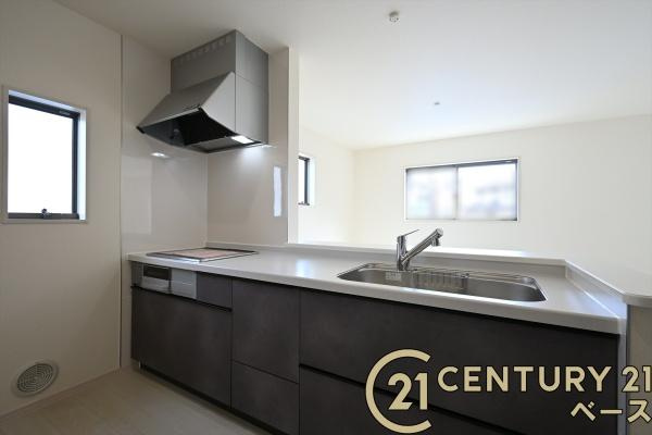 リーブルガーデン三里 ４号棟 ／新築一戸建のキッチン|■現地撮影写真■収納力と使いやすさを追求したシステムキッチンです！食洗機付きで毎日の洗い物も楽々！