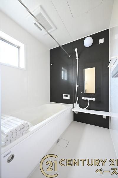 リーブルガーデン三里 ４号棟 ／新築一戸建の浴室|■現地撮影写真■床は水ハケが良く、乾きやすいのでカビの発生も軽減！嬉しい浴室乾燥機付です！