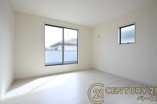 リーブルガーデン三里 ４号棟 ／新築一戸建の洋室|■現地撮影写真■日当たりのよい明るい雰囲気の洋室です！