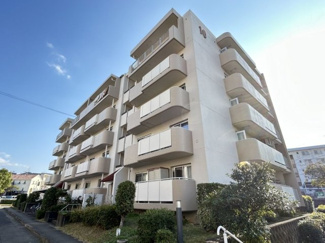 【外観】 | 駐車場に空きがあり月額3000円とリーズナブルなのも嬉しいポイントです