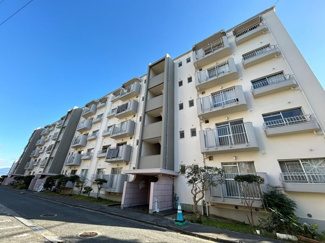 【外観】 | 高宮駅まで徒歩約17分。徒歩圏内にスーパーやドラッグストアがありお買い物に便利なエリアです