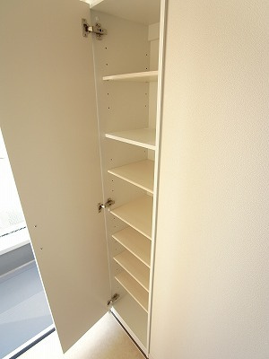【玄関】 | リブリ・ウインディーバレーⅢ | 収納もある玄関です