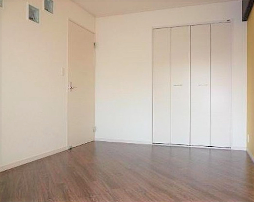 サンセーヌ六ツ門の寝室|広くて明るい寝室